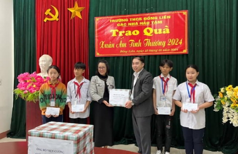 Công đoàn Công ty Thép Việt - Sing tặng quà cho học sinh có hoàn cảnh khó khăn
